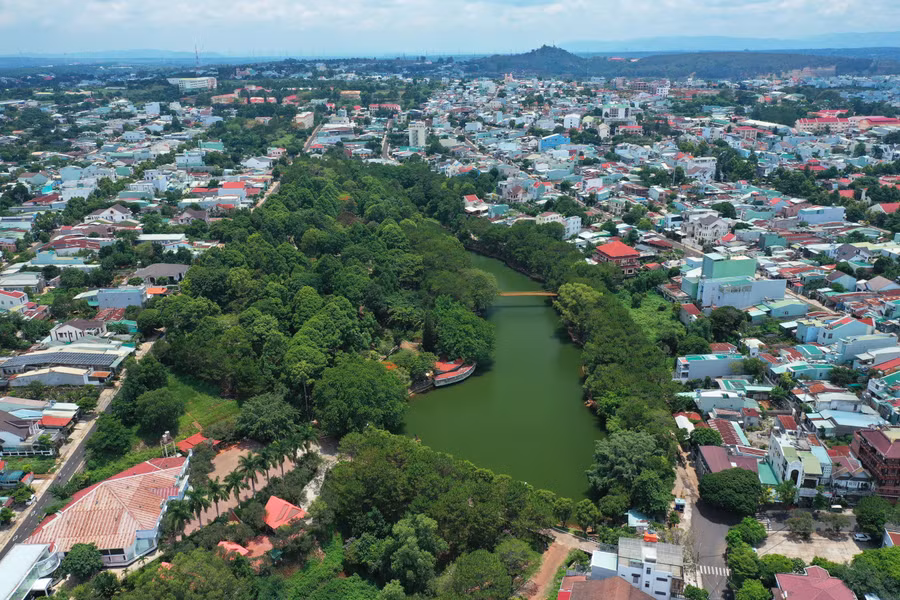 Hồ Diên Hồng được ví như "lá phổi xanh" của TP. Pleiku. Ảnh: PHẠM QUÝ