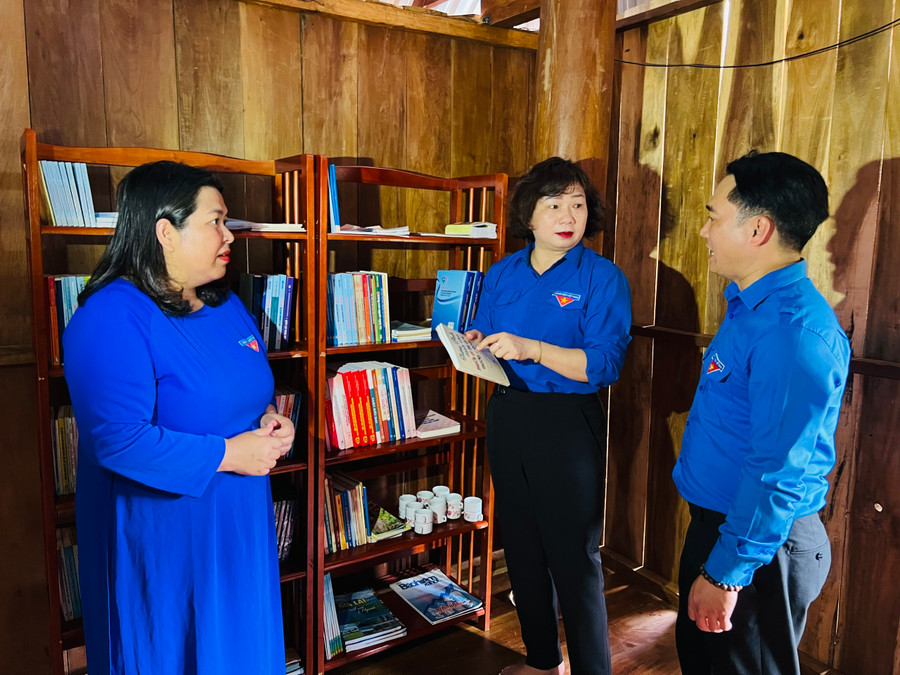 Trưởng ban Dân vận Tỉnh ủy Phạm Thị Tố Hải (giữa) cùng Thường trực Tỉnh Đoàn tham quan nhà rông thanh niên. Ảnh: P.L Trưởng ban Dân vận Tỉnh ủy Phạm Thị Tố Hải (giữa) cùng Thường trực Tỉnh Đoàn tham quan nhà rông thanh niên. Ảnh: P.L