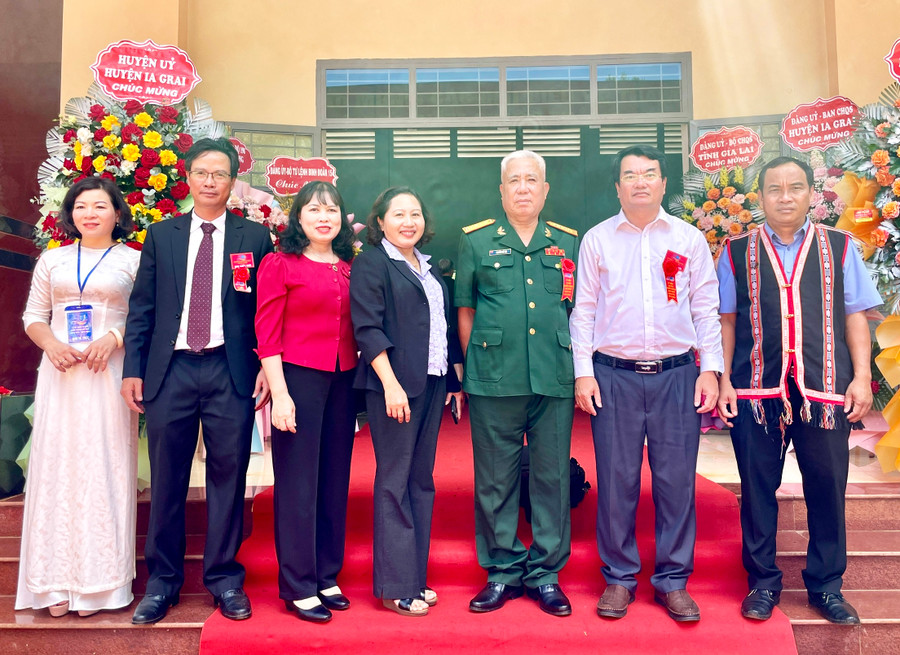 Các đại biểu chụp ảnh lưu niệm tại lễ kỷ niệm 50 năm Chiến thắng Chư Nghé. Ảnh: L.N Các đại biểu chụp ảnh lưu niệm tại lễ kỷ niệm 50 năm Chiến thắng Chư Nghé. Ảnh: L.N