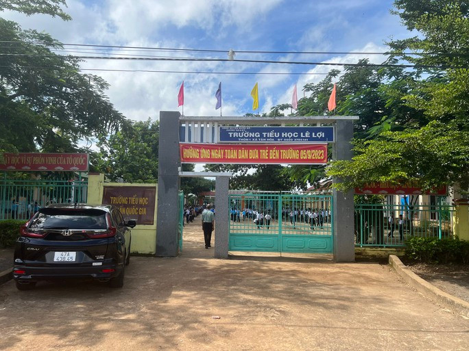 Chủ tịch huyện nói gì việc điều chuyển giáo viên tiếng Anh duy nhất của trường? - Ảnh 1. Việc điều chuyển giáo viên không hợp lý khiến hơn 300 em học sinh Trường Tiểu học Lê Lợi bị gián đoạn học tiếng Anh.