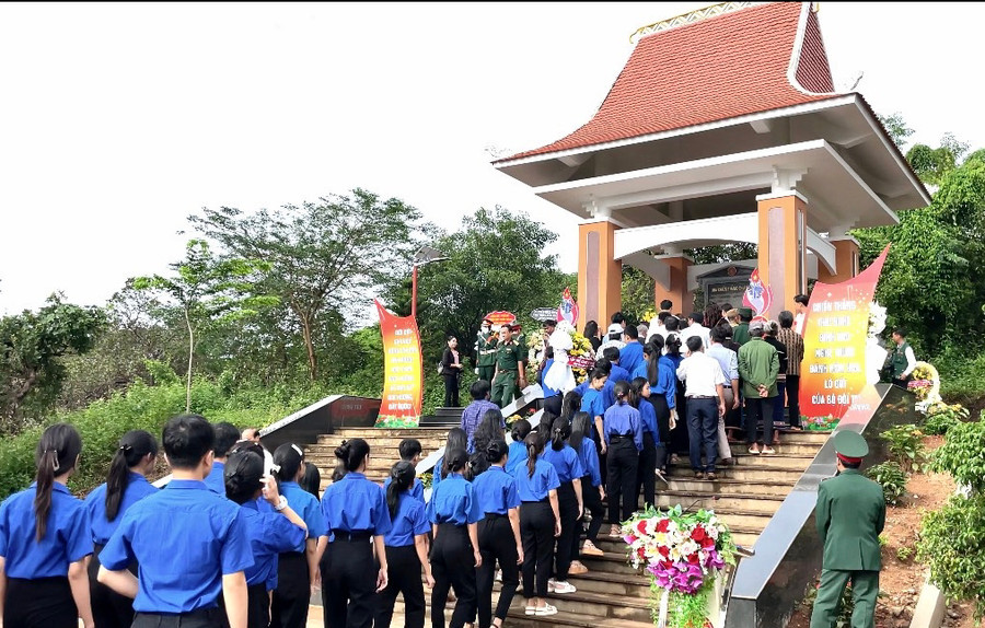 Thế hệ trẻ huyện Ia Grai thành kính dâng hương, dâng hoa tại Di tích lịch sử Chiến thắng Chư Nghé. Ảnh: Lam Nguyên Thế hệ trẻ huyện Ia Grai thành kính dâng hương, dâng hoa tại Di tích lịch sử Chiến thắng Chư Nghé. Ảnh: Lam Nguyên