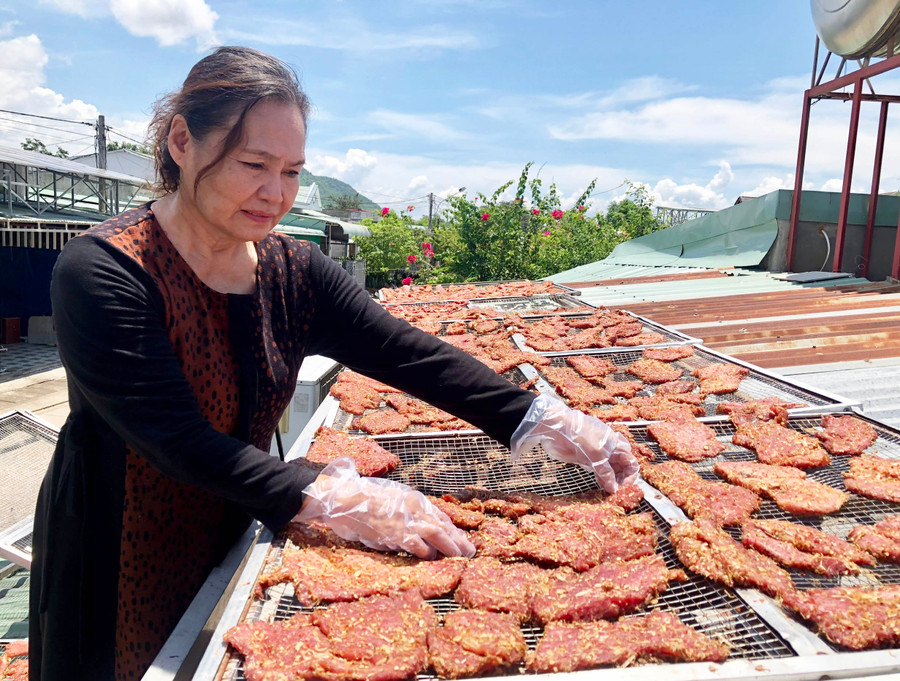 Bà Hồ Thị Mười-Chủ cơ sở Mười Đức phơi thịt bò một nắng. Ảnh: L.N