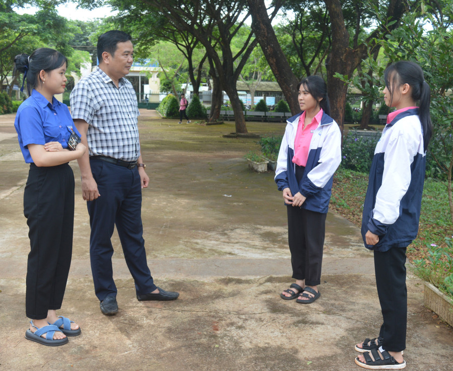 Thầy Bùi Quang Vinh-Bí thư Chi bộ, Hiệu trưởng Trường THPT Trần Cao Vân trò chuyện cùng các đoàn viên ưu tú. Ảnh: P.L Thầy Bùi Quang Vinh-Bí thư Chi bộ, Hiệu trưởng Trường THPT Trần Cao Vân trò chuyện cùng các đoàn viên ưu tú. Ảnh: P.L