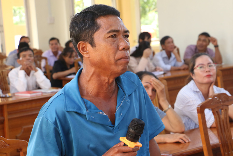 Cử tri Ksor Đun (buôn Tân Tuk, xã Ia Mlah) nêu thực trạng sản phẩm gỗ rừng trồng sản xuất bán không được hoặc bán với giá thấp. Ảnh: Q.T Cử tri Ksor Đun (buôn Tân Tuk, xã Ia Mlah) nêu thực trạng sản phẩm gỗ rừng trồng sản xuất bán không được hoặc bán với giá thấp. Ảnh: Q.T