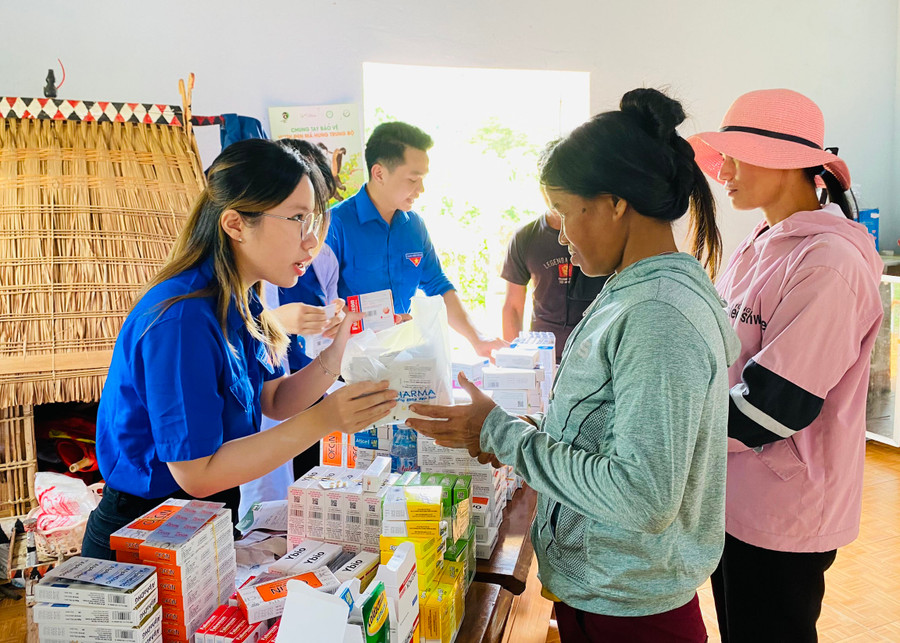 Các y-bác sĩ phát thuốc miễn phí cho người dân làng Tăng Lăng. Ảnh P.L Các y-bác sĩ phát thuốc miễn phí cho người dân làng Tăng Lăng. Ảnh P.L