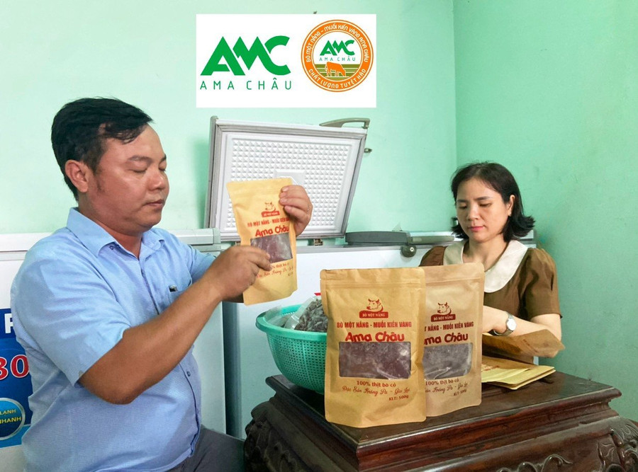 Ông Ngô Đức Mạo-Chủ cơ sở sản xuất bò một nắng Ama Châu đang đóng gói sản phẩm để gửi đi cho khách hàng. Ảnh: Lê Nam