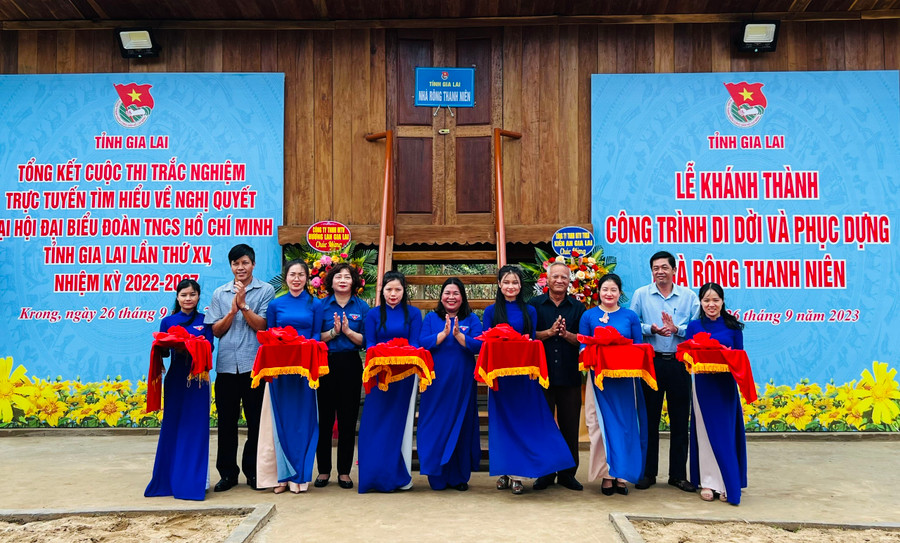 Các đại biểu cắt băng khánh thành công trình “Di dời và phục dựng nhà rông thanh niên”. Ảnh: P.L Các đại biểu cắt băng khánh thành công trình “Di dời và phục dựng nhà rông thanh niên”. Ảnh: P.L