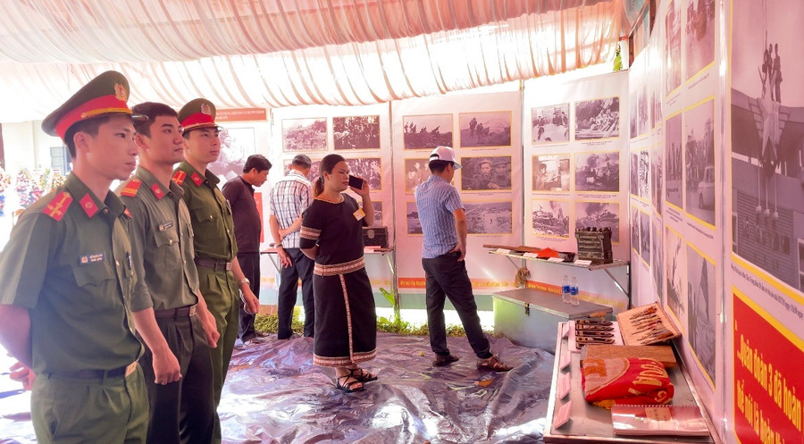 Triển lãm 50 năm Chiến thắng Chư Nghé thu hút đông đảo khách tham quan. Ảnh: Lam Nguyên Triển lãm 50 năm Chiến thắng Chư Nghé thu hút đông đảo khách tham quan. Ảnh: Lam Nguyên