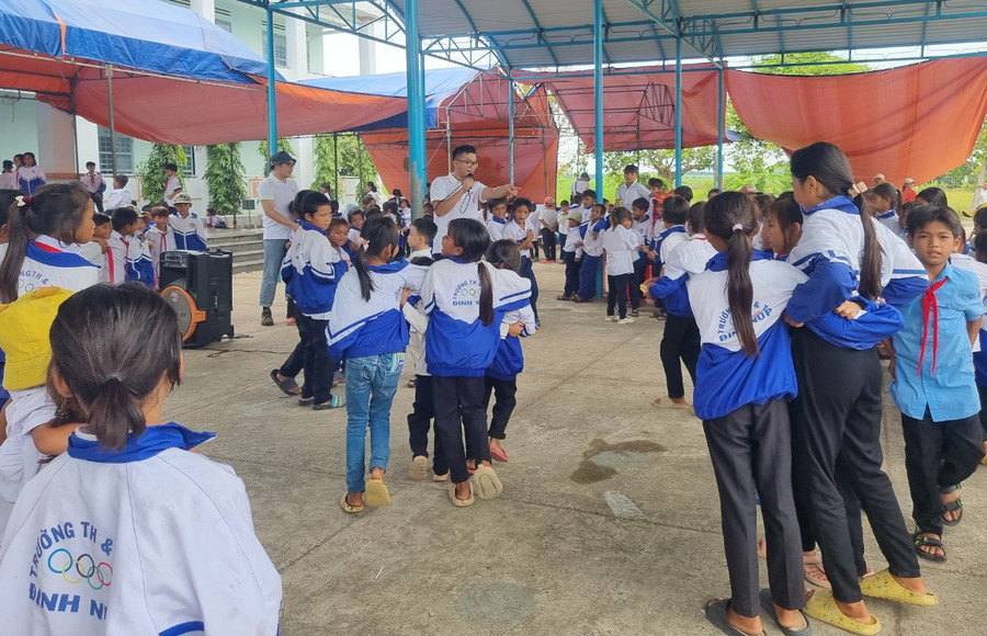 Tổ chức trò chơi dân gian cho các em học sinh. Ảnh: Huỳnh Thúy Tổ chức trò chơi dân gian cho các em học sinh. Ảnh: Huỳnh Thúy