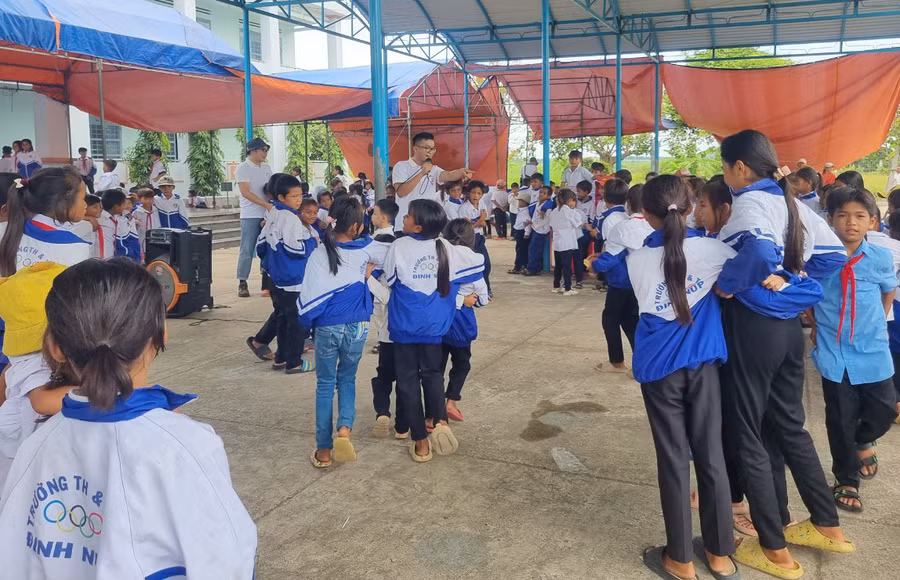 Tổ chức trò chơi dân gian cho các em học sinh. Ảnh: Huỳnh Thúy