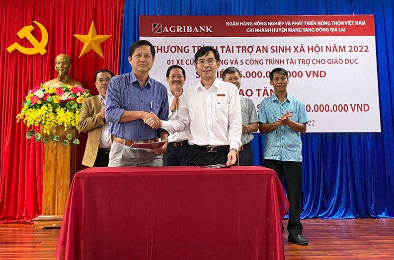 Các chi nhánh trực thuộc Agribank Đông Gia Lai ký kết thỏa thuận nguyên tắc với Phòng Giáo dục và Đào tạo các huyện phía Đông tỉnh phối hợp triển khai dịch vụ thu hộ học phí. Ảnh: S.C