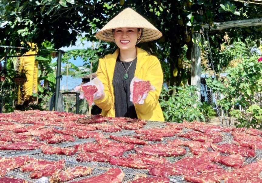 Chị Lý Anh Vân-Chủ cơ sở kinh doanh Tý Vân phơi sản phẩm thịt bò một nắng. Ảnh: Lê Nam