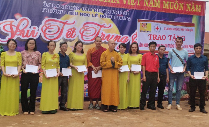 Đoàn công tác tặng quà cho giáo viên khó khăn của Trường Tiểu học Lê Hồng Phong, xã Ia Hlốp. Ảnh: Phấn Tiến Đoàn công tác tặng quà cho giáo viên khó khăn của Trường Tiểu học Lê Hồng Phong, xã Ia Hlốp. Ảnh: Phấn Tiến