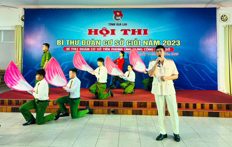 Thí sinh Mai Xuân Huấn-Bí thư Đoàn cơ sở Công an huyện Krông Pa thể hiện năng khiếu ca hát tại Hội thi bí thư Đoàn cơ sở giỏi. Ảnh: M.N Thí sinh Mai Xuân Huấn-Bí thư Đoàn cơ sở Công an huyện Krông Pa thể hiện năng khiếu ca hát tại Hội thi bí thư Đoàn cơ sở giỏi. Ảnh: M.N