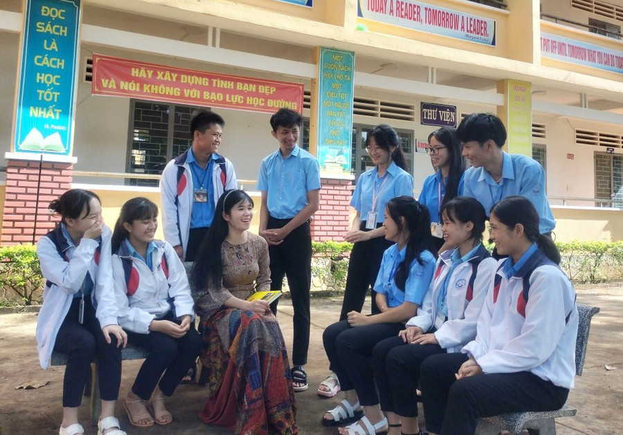 Cô Nguyễn Thị Huệ-Hiệu trưởng Trường THPT Trường Chinh nói chuyện cùng các đoàn viên ưu tú là học sinh. Ảnh: P.D Cô Nguyễn Thị Huệ-Hiệu trưởng Trường THPT Trường Chinh nói chuyện cùng các đoàn viên ưu tú là học sinh. Ảnh: P.D