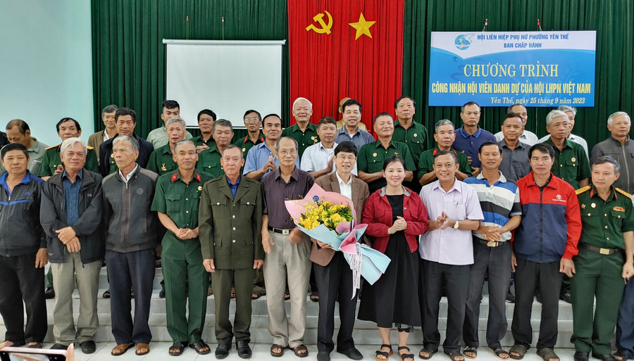 Tặng hoa chúc mừng 59 nam giới được công nhận hội viên danh dự của Hội LHPN Việt Nam. Ảnh: Bá Bính
