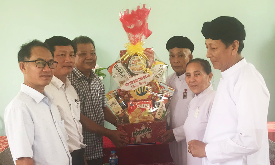 Ông Hồ Hải Tần-Phó Giám đốc Sở Nội vụ, Trưởng Ban Tôn giáo tỉnh (thứ 3 từ trái sang) chúc mừng họ đạo Cao Đài thị xã An Khê thuộc Hội Thánh Cao Đài Tây Ninh. Ảnh: Phước Đặng Ông Hồ Hải Tần-Phó Giám đốc Sở Nội vụ, Trưởng Ban Tôn giáo tỉnh (thứ 3 từ trái sang) chúc mừng họ đạo Cao Đài thị xã An Khê thuộc Hội Thánh Cao Đài Tây Ninh. Ảnh: Phước Đặng