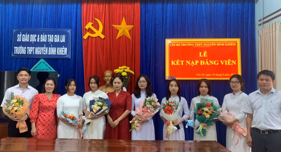 Chi bộ Trường THPT Nguyễn Bỉnh Khiêm tổ chức lễ kết nạp đảng viên là học sinh. Ảnh: P.D