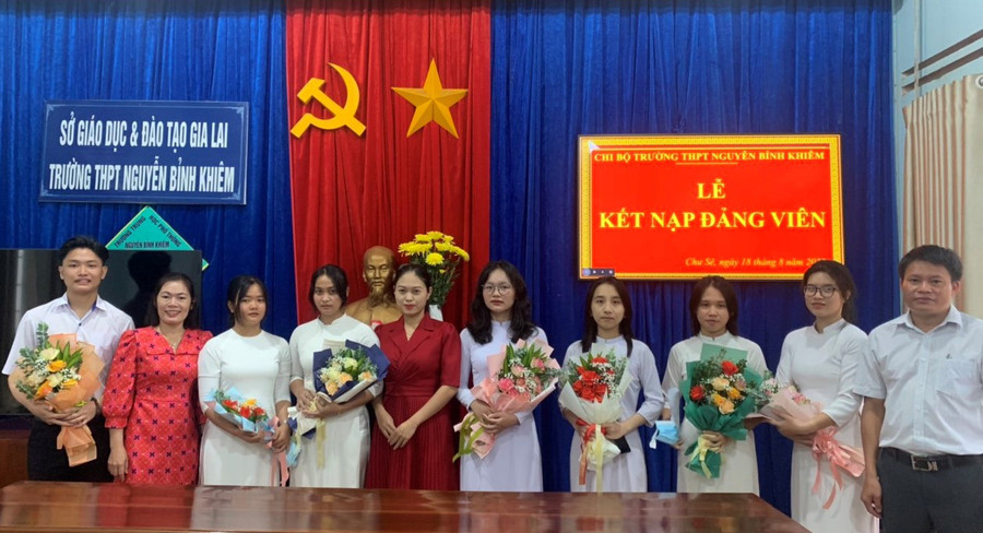 Chi bộ Trường THPT Nguyễn Bỉnh Khiêm tổ chức lễ kết nạp đảng viên là học sinh. Ảnh: P.D Chi bộ Trường THPT Nguyễn Bỉnh Khiêm tổ chức lễ kết nạp đảng viên là học sinh. Ảnh: P.D