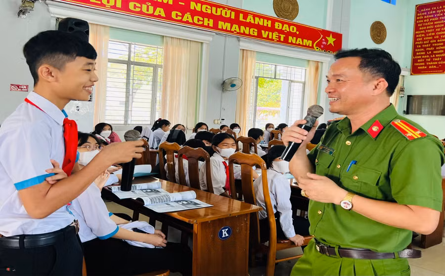 Trung tá Nguyễn Đình Cường (Công an huyện Chư Prông) tập huấn kỹ năng phòng-chống bạo lực và xâm hại cho thiếu nhi. Ảnh: Phan Lài