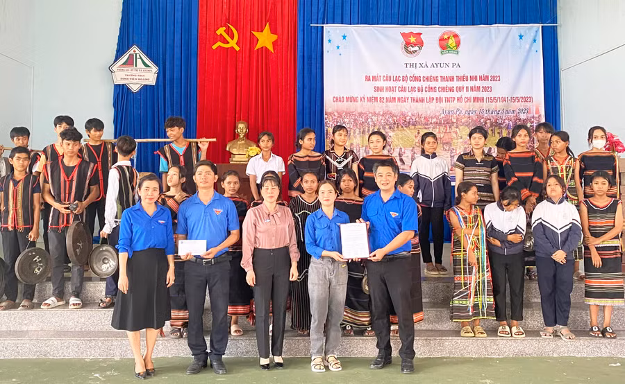 Thị đoàn Ayun Pa trao quyết định thành lập CLB Cồng chiêng thanh thiếu niên thị xã năm 2023. Ảnh: Nguyễn Sang