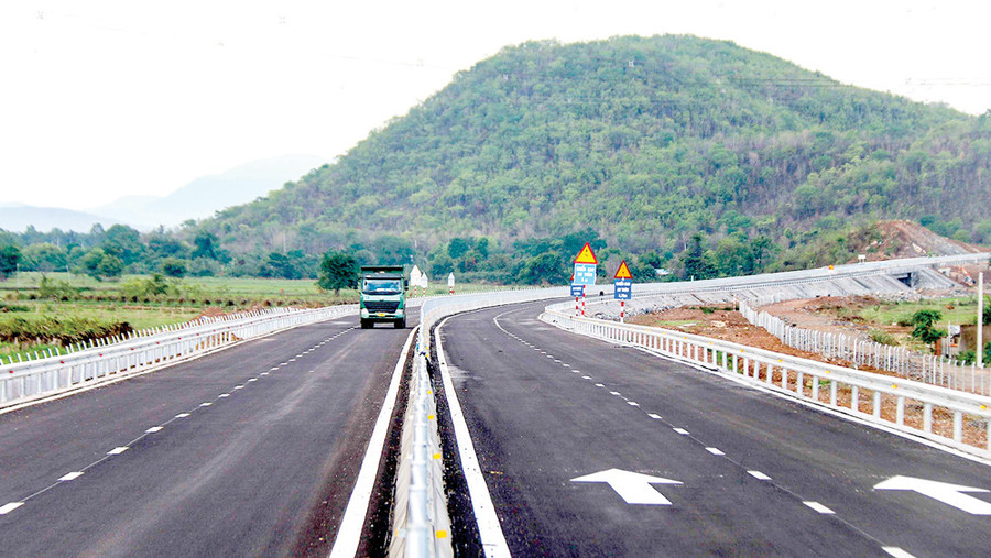 Một đoạn đường cao tốc Vĩnh Hảo - Phan Thiết đã hoàn thành. Ảnh: NGUYỄN TIẾN Một đoạn đường cao tốc Vĩnh Hảo - Phan Thiết đã hoàn thành. Ảnh: NGUYỄN TIẾN