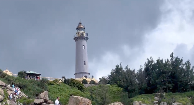 Du khách đến tham quan Mũi Điện Du khách đến tham quan Mũi Điện