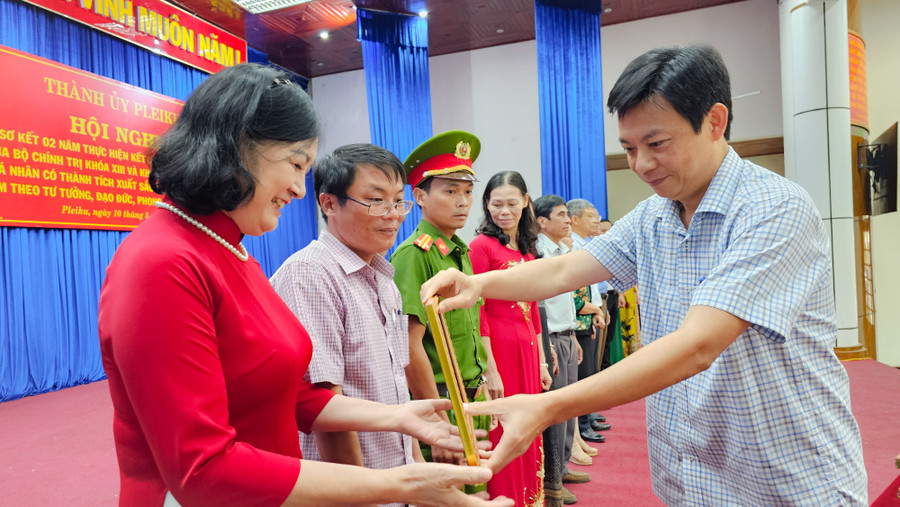 Phó Bí thư Thành ủy, Chủ tịch UBND TP. Pleiku Đỗ Việt Hưng trao giấy khen cho các tập thể. Ảnh: Bá Bính