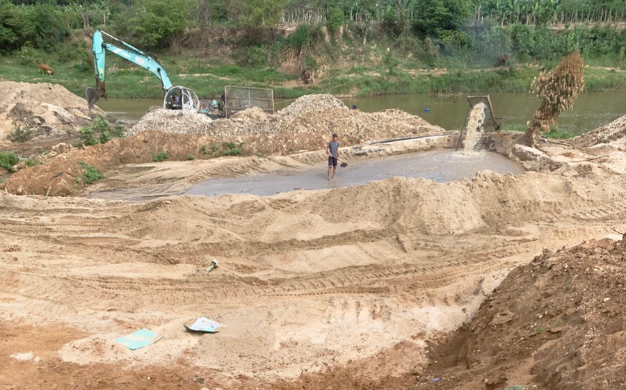 Hiện bãi cát đang dừng hoạt động do xảy ra sự việc tranh chấp. Ảnh: Khánh Phong