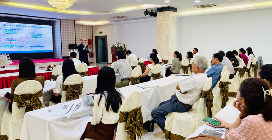 Ông Liêu Hưng Tiến-CEO Học viện Chuyển đổi số NextAcademy chia sẻ các kiến thức về ứng dụng trí tuệ nhân tạo vào kinh doanh để nâng cao hiệu quả bán hàng. Ảnh: Vũ Thảo Ông Liêu Hưng Tiến-CEO Học viện Chuyển đổi số NextAcademy chia sẻ các kiến thức về ứng dụng trí tuệ nhân tạo vào kinh doanh để nâng cao hiệu quả bán hàng. Ảnh: Vũ Thảo