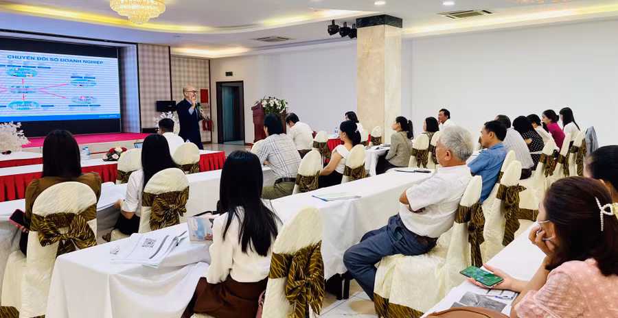 Ông Liêu Hưng Tiến-CEO Học viện Chuyển đổi số NextAcademy chia sẻ các kiến thức về ứng dụng trí tuệ nhân tạo vào kinh doanh để nâng cao hiệu quả bán hàng. Ảnh: Vũ Thảo