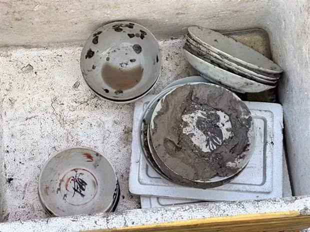 Một số đồ gốm bị lực lượng chức năng tạm giữ. Ảnh: TTXVN phát