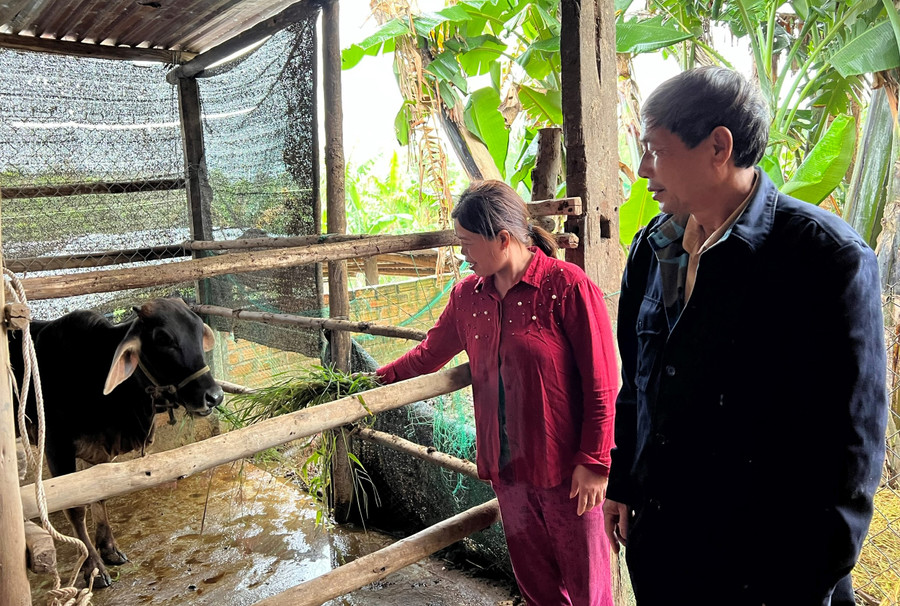 Ông Trần Bá Phương tuyên truyền, vận động người dân vươn lên thoát nghèo. Ảnh: Phương Dung Ông Trần Bá Phương tuyên truyền, vận động người dân vươn lên thoát nghèo. Ảnh: Phương Dung