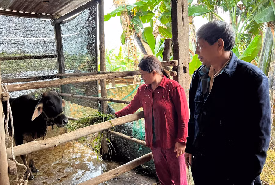 Ông Trần Bá Phương tuyên truyền, vận động người dân vươn lên thoát nghèo. Ảnh: Phương Dung