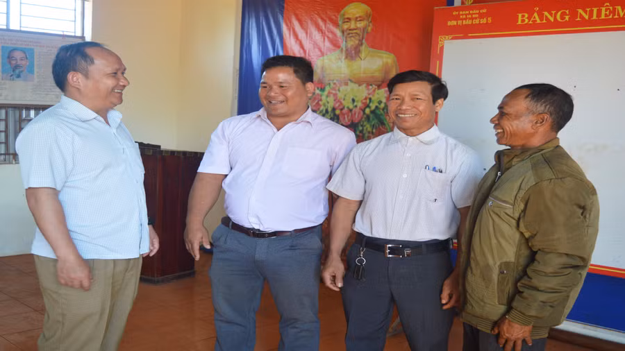 Phó Bí thư Tỉnh ủy Rah Lan Chung (bìa trái) trao đổi với đảng viên Chi bộ làng Sur A, xã Ia Ko, huyện Chư Sê. Ảnh: Phương Dung