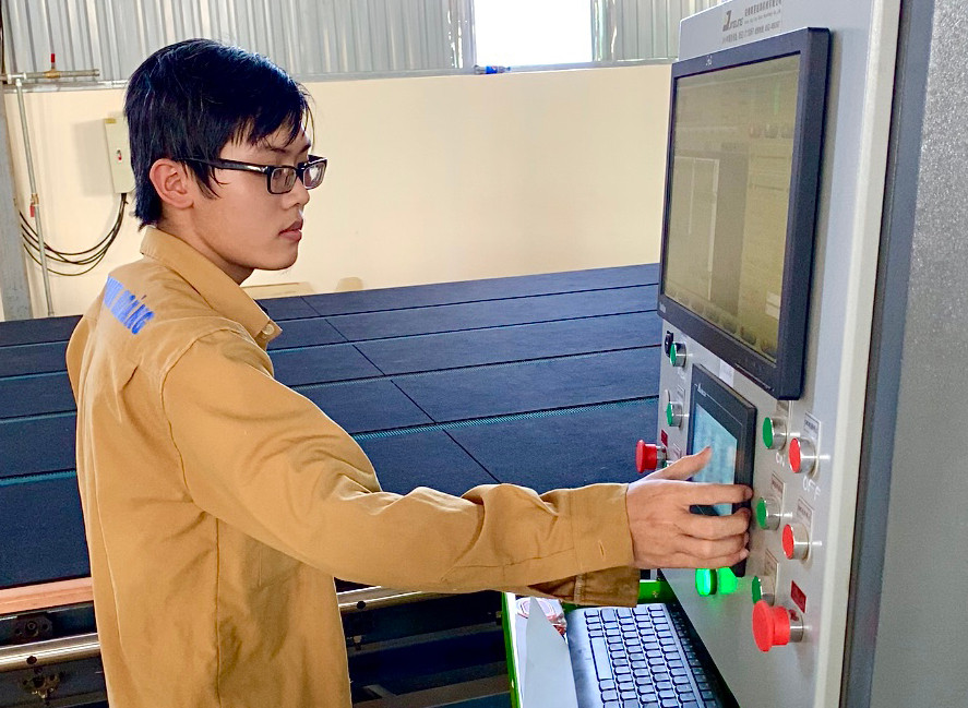 Doanh nghiệp chú trọng đầu tư hạ tầng công nghệ thông tin để nâng cao hiệu quả sản xuất kinh doanh. Ảnh: Hà Duy