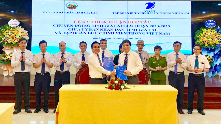 Ủy ban nhân dân tỉnh Gia Lai ký kết hợp tác chuyển đổi số với Tập đoàn Bưu chính Viễn thông Việt Nam giai đoạn 2023-2025. Ảnh: Hà Duy