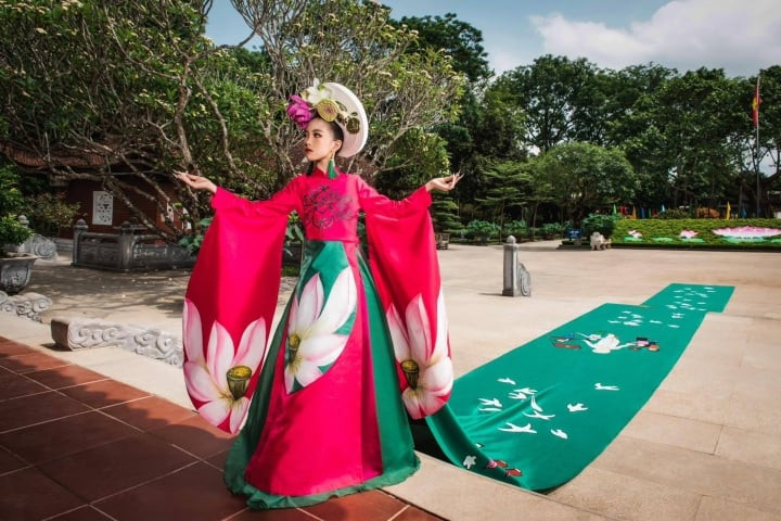 Chiêm ngưỡng bộ áo dài đặc biệt dài 20m ảnh 4 Chiêm ngưỡng bộ áo dài đặc biệt dài 20m ảnh 4