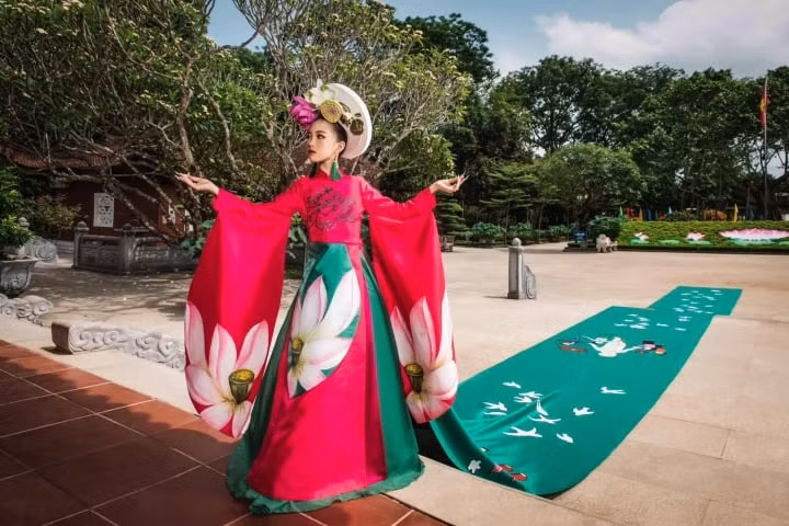 Chiêm ngưỡng bộ áo dài đặc biệt dài 20m ảnh 4