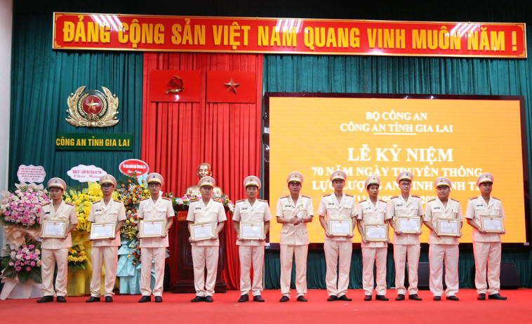 Các tập thể và cá nhân được khen thưởng tại buổi lễ. Ảnh: R'Ô HOK Các tập thể và cá nhân được khen thưởng tại buổi lễ. Ảnh: R'Ô HOK