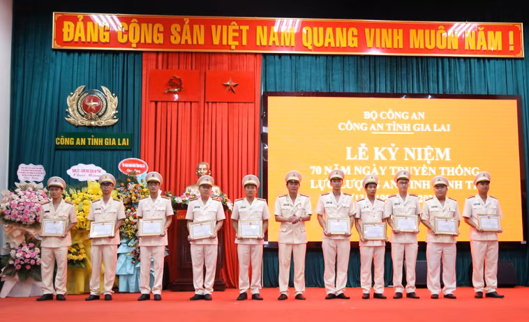 Các tập thể và cá nhân được khen thưởng tại buổi lễ. Ảnh: R'Ô HOK