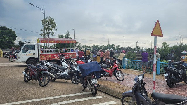 Người dân hiếu kỳ tập trung tại khu vực cầu Hnor khiến giao thông bị cản trở Người dân hiếu kỳ tập trung tại khu vực cầu Hnor khiến giao thông bị cản trở