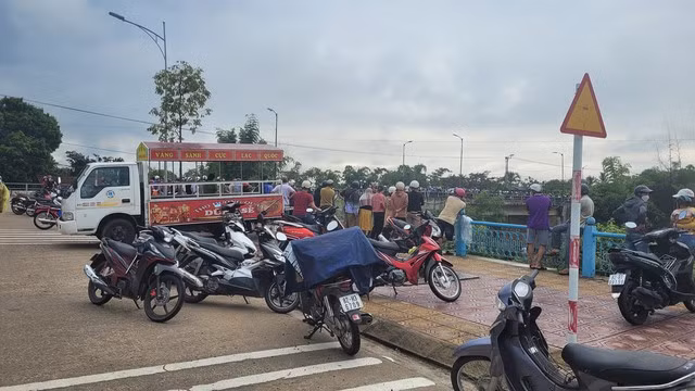 Người dân hiếu kỳ tập trung tại khu vực cầu Hnor khiến giao thông bị cản trở