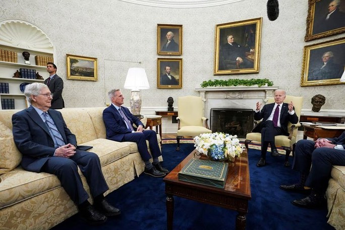 Tổng thống Joe Biden trấn an người dân Mỹ trước khi tới châu Á - Ảnh 3. Tổng thống Mỹ Joe Biden cùng Lãnh đạo phe thiểu số tại Thượng viện Mitch McConnell và Chủ tịch Hạ viện Kevin McCarthy tại cuộc đàm phán về mức trần nợ công hôm 9-5. Ảnh: Reuters