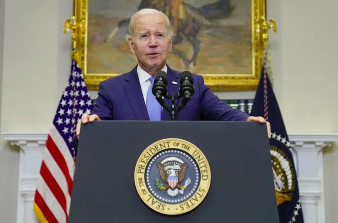 Tổng thống Joe Biden trấn an người dân Mỹ trước khi tới châu Á - Ảnh 1. Tổng thống Joe Biden phát biểu tại Nhà Trắng, ngày 17-5. Ảnh: AP