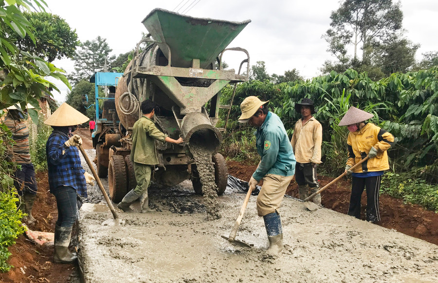 Người dân làng Mrông Yố 1 (xã Ia Ka, huyện Chư Păh) đóng góp ngày công làm đường giao thông nông thôn. Ảnh: Nguyễn Hồng Người dân làng Mrông Yố 1 (xã Ia Ka, huyện Chư Păh) đóng góp ngày công làm đường giao thông nông thôn. Ảnh: Nguyễn Hồng