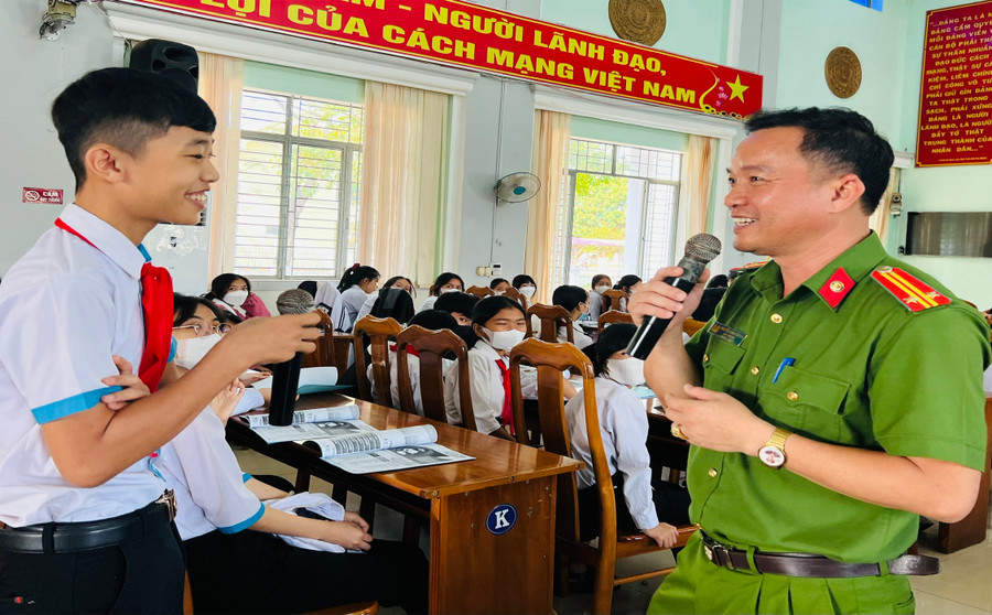 Trung tá Nguyễn Đình Cường (Công an huyện Chư Prông) tập huấn kỹ năng phòng-chống bạo lực và xâm hại cho thiếu nhi. Ảnh: Phan Lài Trung tá Nguyễn Đình Cường (Công an huyện Chư Prông) tập huấn kỹ năng phòng-chống bạo lực và xâm hại cho thiếu nhi. Ảnh: Phan Lài