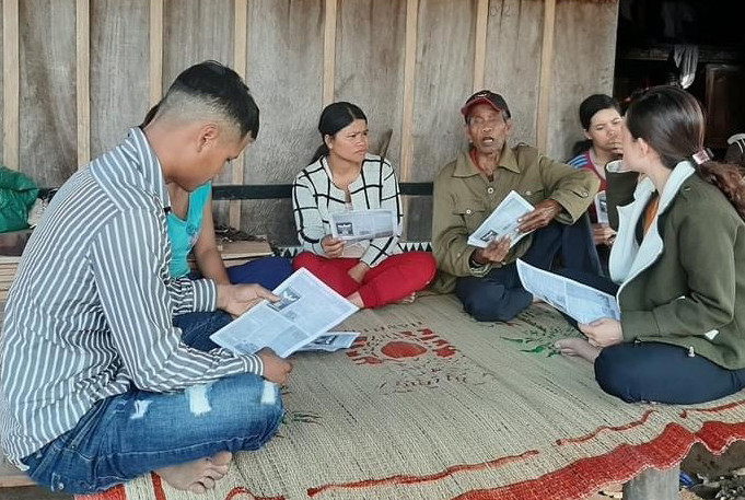 Mặt trận và các đoàn thể xã Đông tuyên truyền, vận động người dân thay đổi nếp nghĩ trong ma chay. Ảnh: Phương Dung