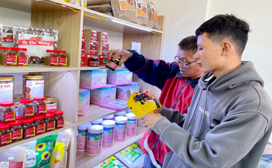 Ngoài các kênh truyền thông, nhiều hợp tác xã, hộ sản xuất đang đẩy mạnh quảng bá và bán hàng qua kênh online để mở rộng thị trường tiêu thụ. Ảnh: Vũ Thảo Ngoài các kênh truyền thông, nhiều hợp tác xã, hộ sản xuất đang đẩy mạnh quảng bá và bán hàng qua kênh online để mở rộng thị trường tiêu thụ. Ảnh: Vũ Thảo