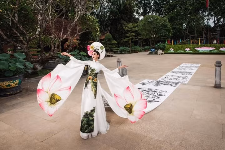 Chiêm ngưỡng bộ áo dài đặc biệt dài 20m ảnh 5